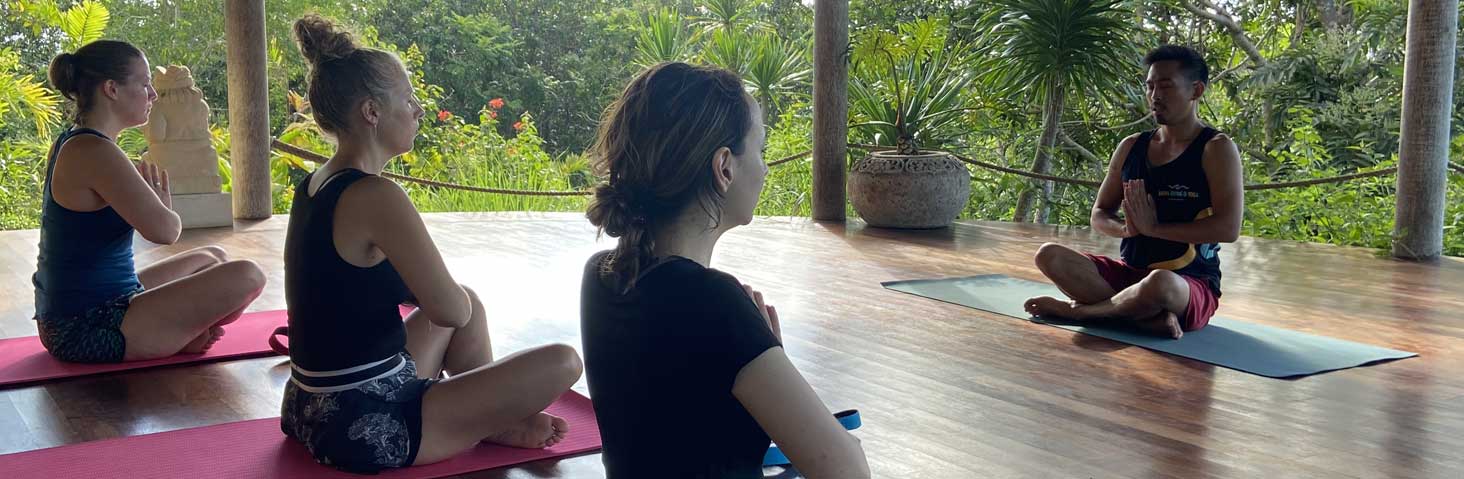 vacaciones yoga class hatha iyengar astanga retiro bali nusa penida indonesia ssi padi